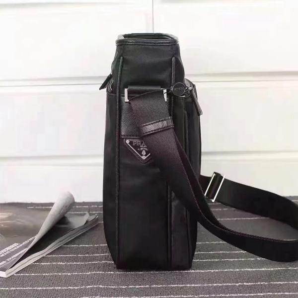 プラダバッグ背面デザイン